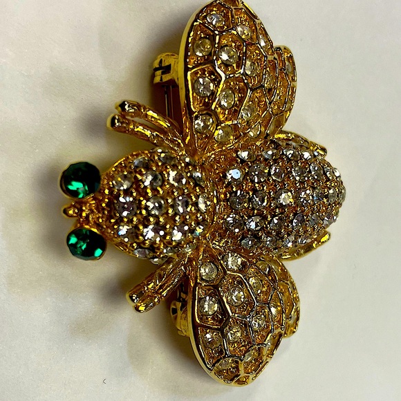 Vintage Canadian Bee Brooch with green eyes - 1” squared - Picture 2 of 4